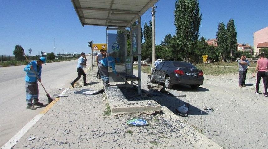 İki Otomobilin &Ccedil;arpıştığı Kaza G&uuml;venlik Kamerasında