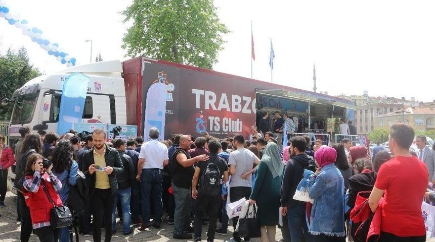 Trabzonsporlu Oyuncular İmza G&uuml;n&uuml;ne Katıldı