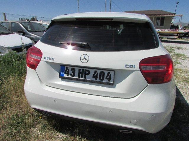 İki Otomobilin &Ccedil;arpıştığı Kaza G&uuml;venlik Kamerasında 2