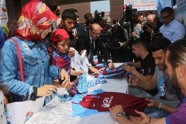 Trabzonsporlu Oyuncular İmza Gününe Katıldı