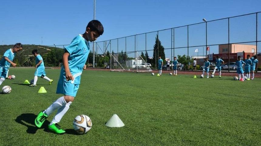 Aliağalı Çocuklar Spor Yaparak Eğleniyor