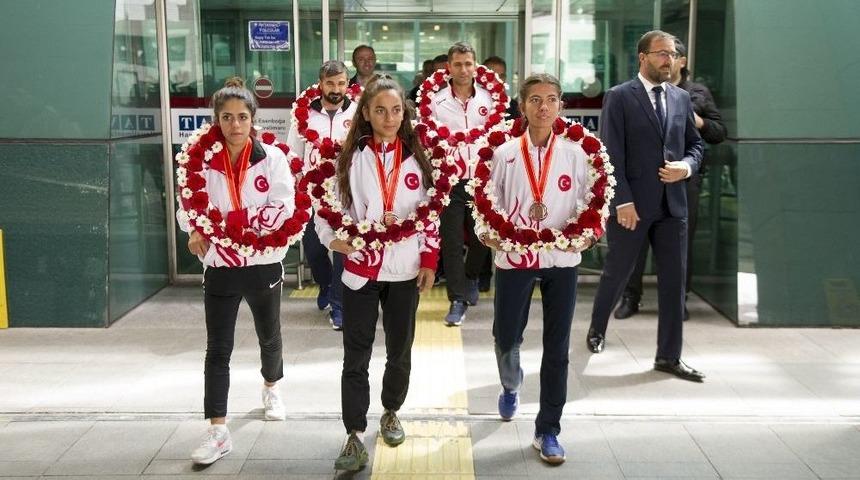 T&uuml;rkiye&rsquo;ye Tarihindeki İlk Madalyayı Kazandıran Atletizm Y&uuml;r&uuml;y&uuml;ş Milli Takımı Yurda D&ouml;nd&uuml;