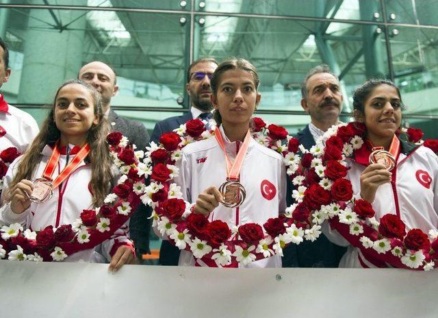 Türkiye’ye Tarihindeki İlk Madalyayı Kazandıran Atletizm Yürüyüş Milli Takımı Yurda Döndü