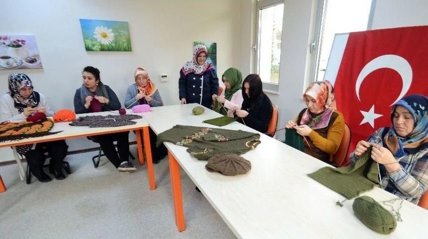 Purskalarlı Kadınlar Mehmet&ccedil;iğe Atkı Ve Bere &Ouml;r&uuml;p G&ouml;nderdi