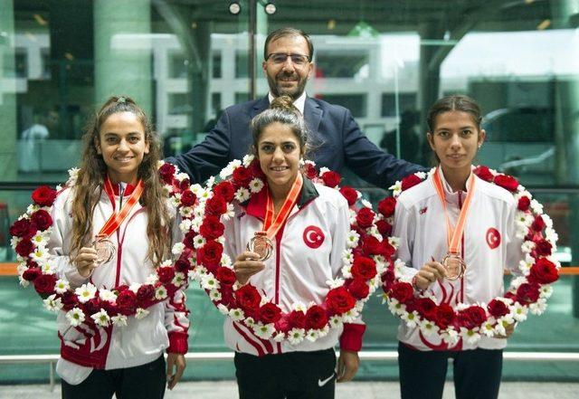 Türkiye’ye Tarihindeki İlk Madalyayı Kazandıran Atletizm Yürüyüş Milli Takımı Yurda Döndü