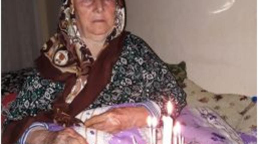 100. Yaşını &Ccedil;ocukları Ve Torunlarıyla Kutlad