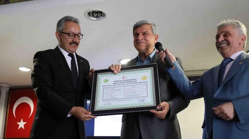 &Ouml;ğrencilerden Başkan Karaosmanoğlu&rsquo;na &Ccedil;evre Kul&uuml;b&uuml; Diploması