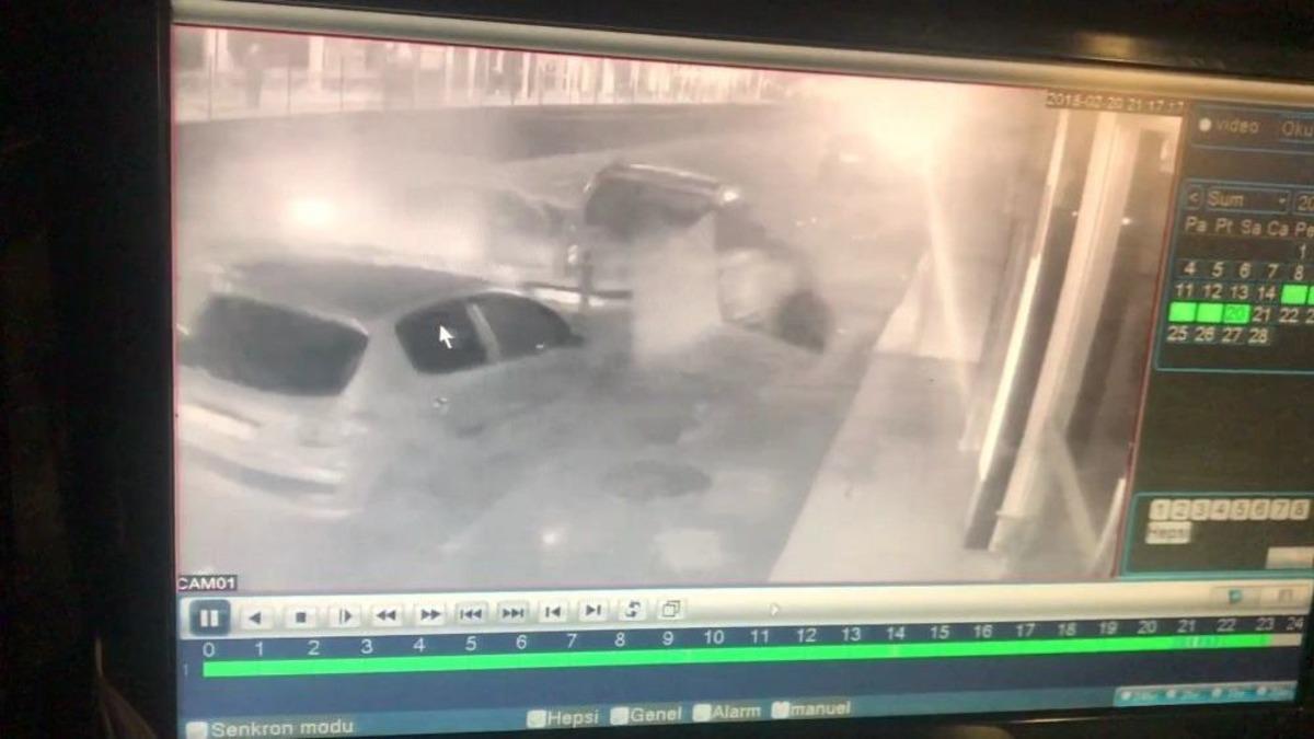 (&ouml;zel Haber) Kontrolden &Ccedil;ıkan Otomobil Caddede Y&uuml;r&uuml;yen Yayaya Ve 3 Araca &Ccedil;arptı, O Anlar G&uuml;venlik Kamerasına Yansıdı