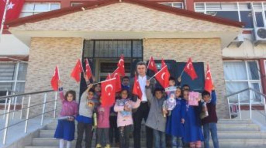 Miniklerden Kaymakama T&uuml;rk Bayraklı Ziyaret