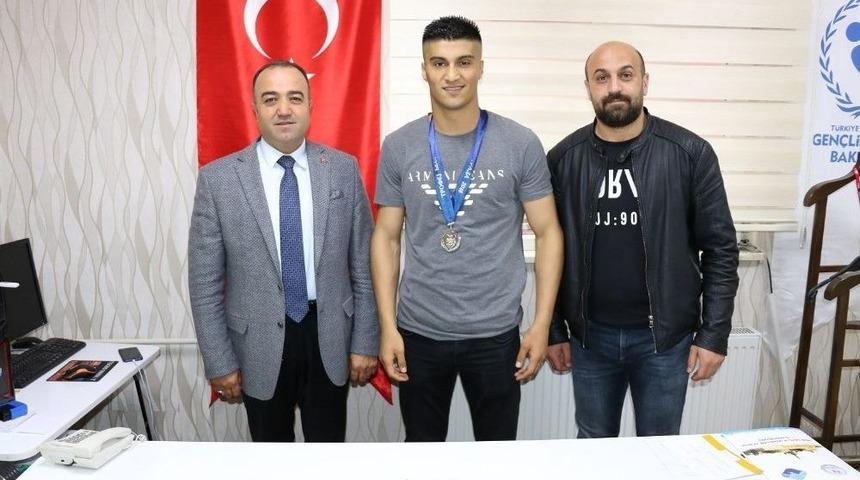 Ağrı&rsquo;lı Boks&ouml;r Sırbistan&rsquo;dan G&uuml;m&uuml;ş Madalya İle D&ouml;nd&uuml;