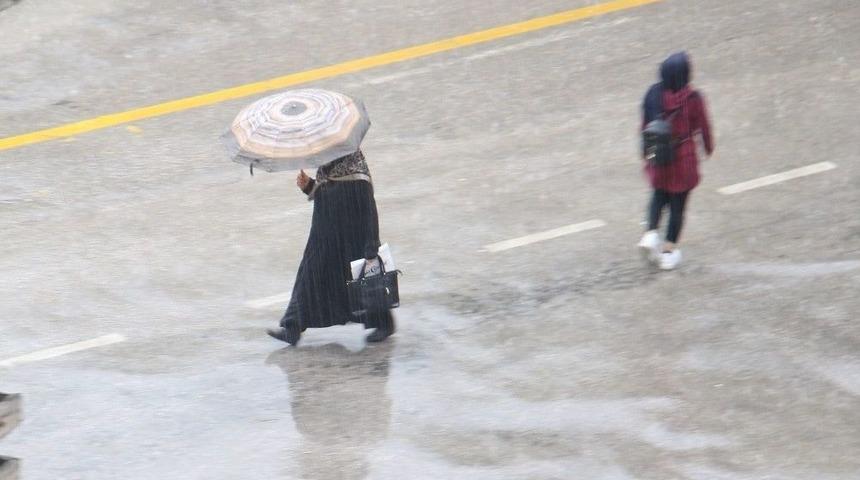 Elazığ&rsquo;da Sağnak Ve Dolu Yağışı