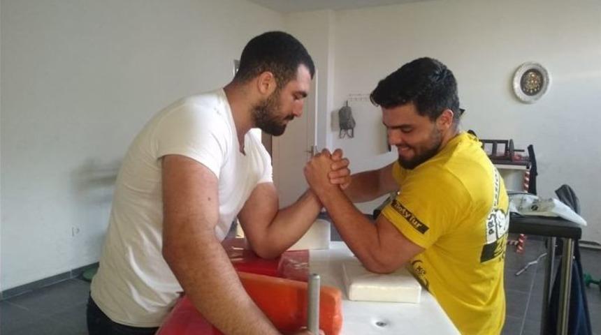 D&uuml;nyanın Bileğini B&uuml;kecekler