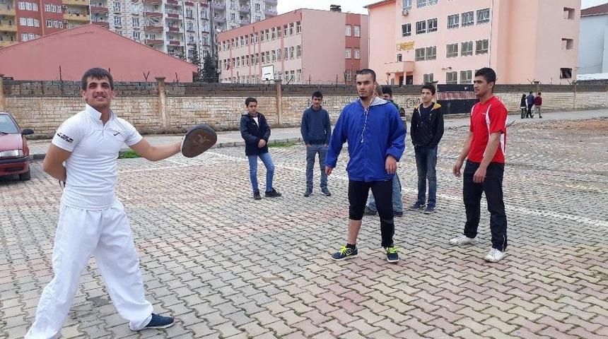 Salon Bulamayan Tekvandocular, Sokakta &Ccedil;alışıyor