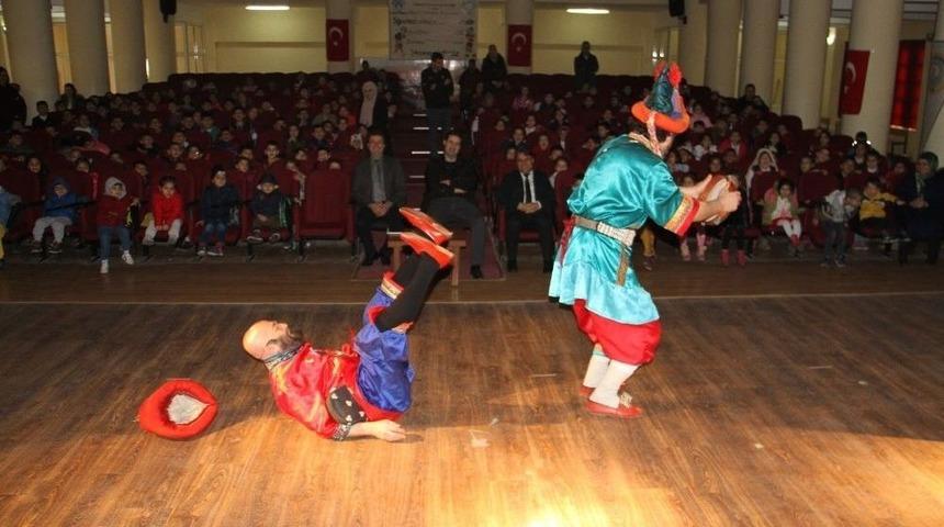 Hacivat Ve Karag&ouml;z &Ccedil;ocukları Sevindirmeye Devam Ediyor