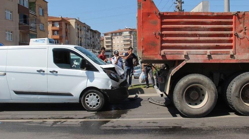 Yayaya Yol Vermek İsteyen Kamyon Minib&uuml;se &Ccedil;arptı: 1 Yaralı