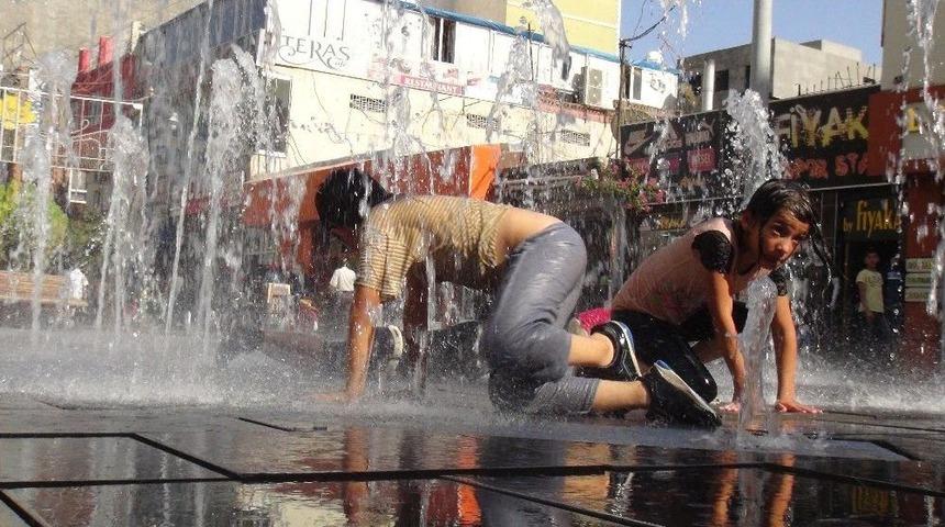 Kızıltepe&rsquo;de &Ccedil;ocuklar S&uuml;s Havuzlarında Serinliyor