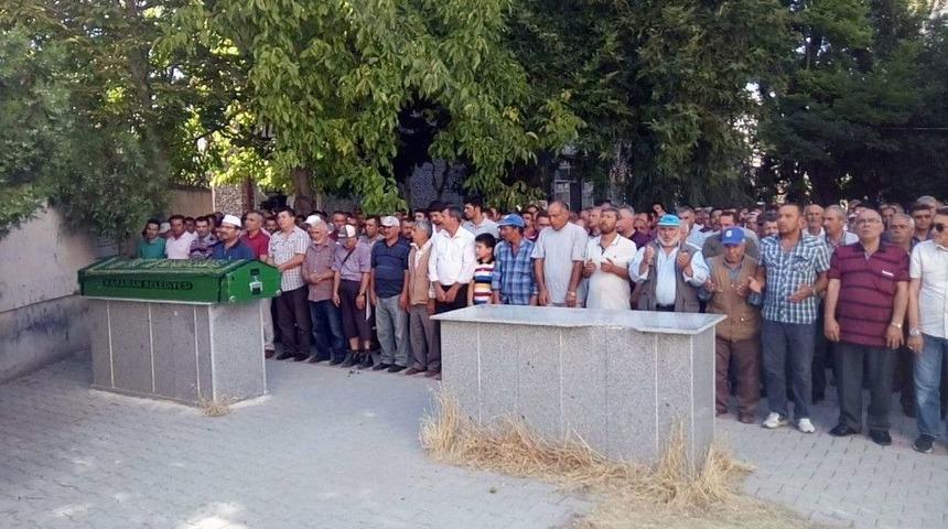 Oğlu Tarafından Kalbinden Bı&ccedil;aklanarak &Ouml;len Baba Defnedildi