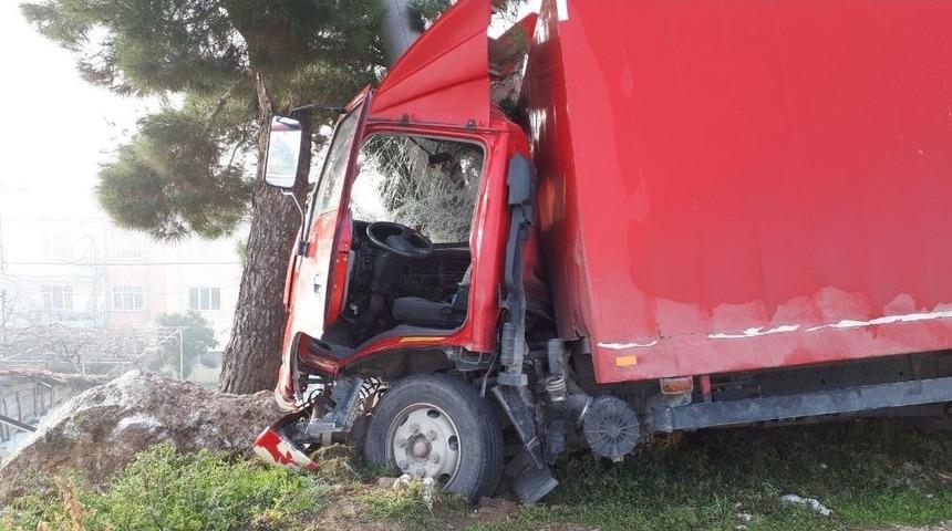 Kamyonet Elektrik Direğine &Ccedil;arptı