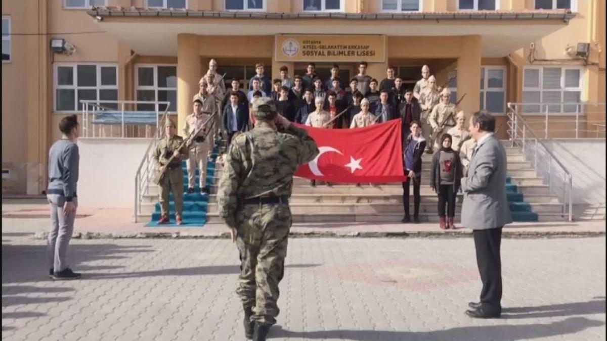 Tugay Komutanını Asker Kıyafetiyle Karşıladılar