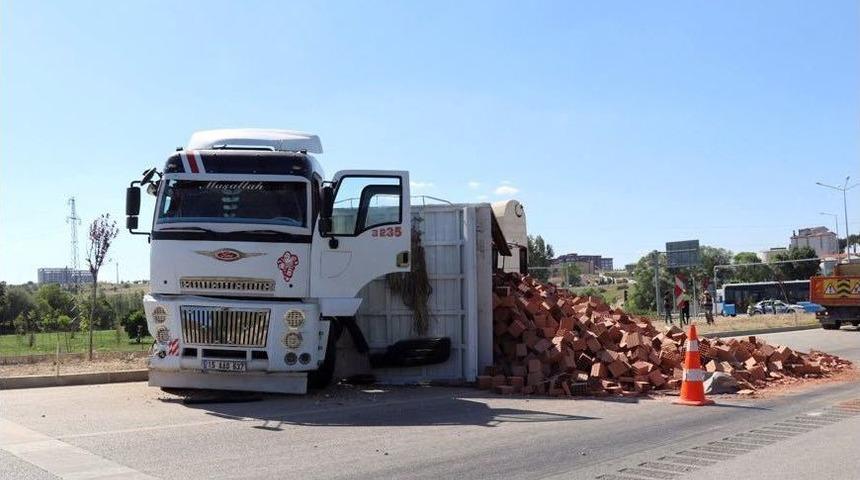 Burdur’da Tuğla Yüklü Kamyon Otomobille Çarpıştı: 3 Yaralı