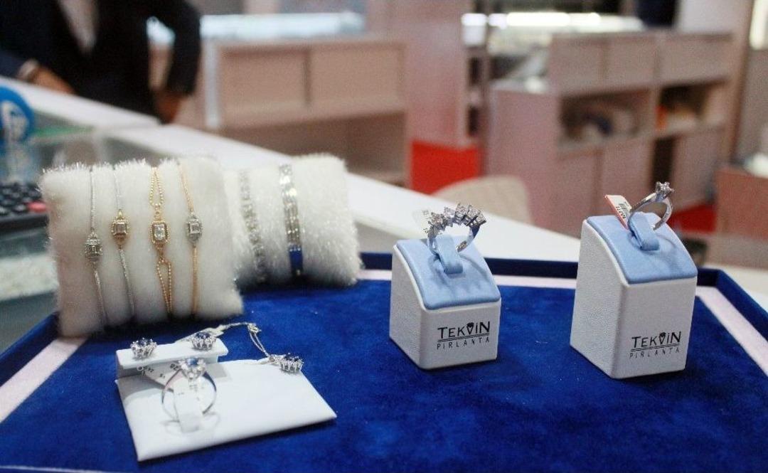 295 Tl&rsquo;ye Tek Taş Pırlanta Y&uuml;z&uuml;k, 250 Tl&rsquo;ye Altın Kolye