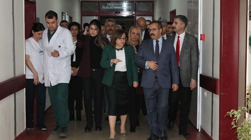 Fatma Şahin&rsquo;den Yaralı Askere Ziyaret