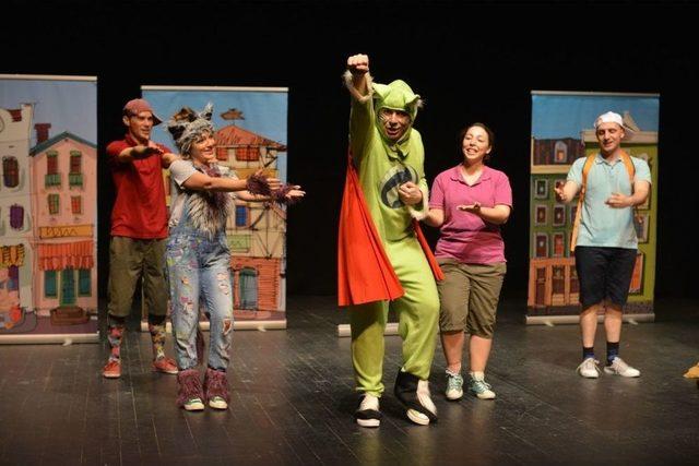 Tiyatro G&ouml;sterisiyle &Ccedil;evre Bilincini Pekiştirdiler 1