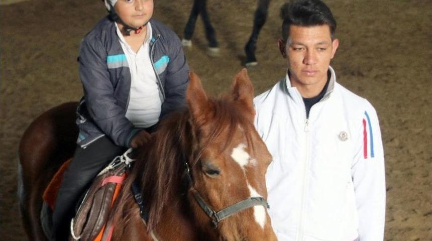 Pony İle Hayvan Sevgisi