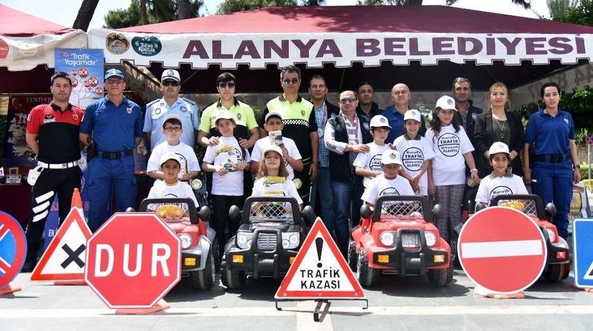 Minikler Trafikte Vatandaşları Uyardı