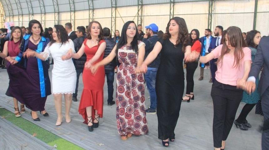 Hakkari &Uuml;niversitesinde Halaylı Mezuniyet T&ouml;reni