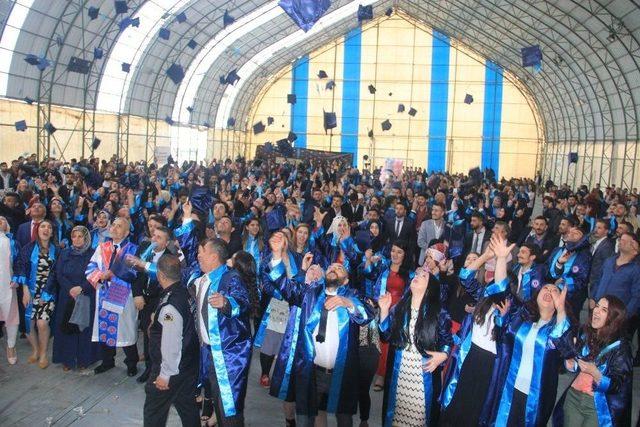 Hakkari Üniversitesinde Halaylı Mezuniyet Töreni