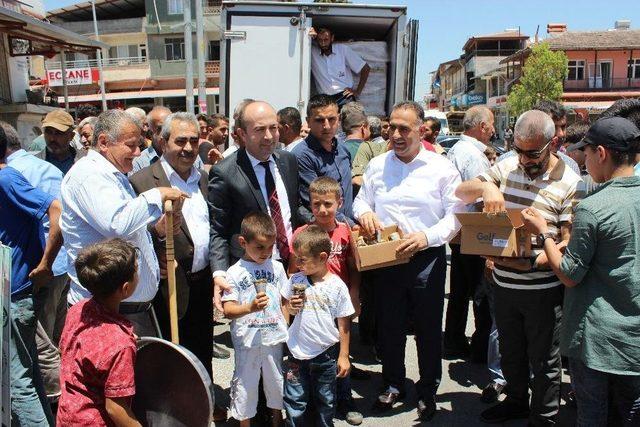 Altınözü’nde Vatandaşlara Dondurma Dağıtıldı