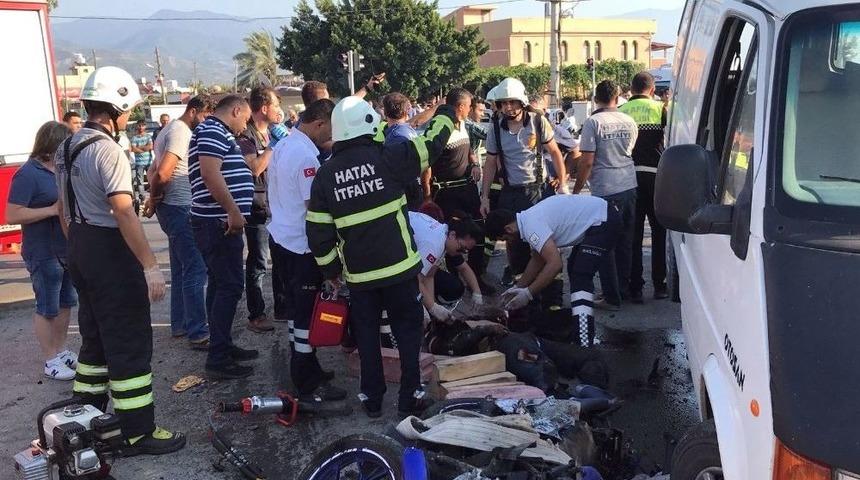 Hatay&rsquo;da Minib&uuml;s&uuml;n Altında Kalan Motosiklet S&uuml;r&uuml;c&uuml;s&uuml; &Ouml;ld&uuml;