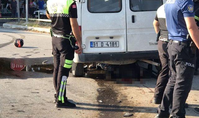 Hatay’da Minibüsün Altında Kalan Motosiklet Sürücüsü Öldü 1