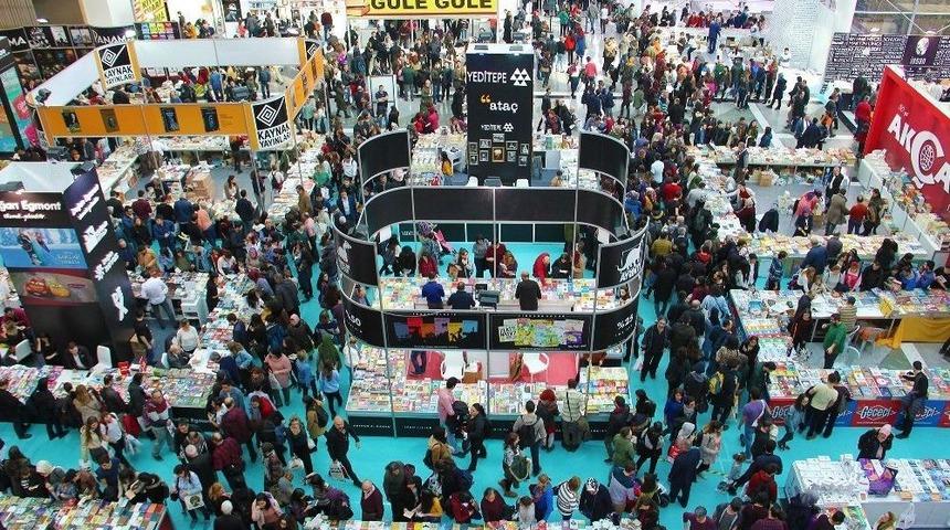 12. Ankara Kitap Fuarı&rsquo;nda &Uuml;nl&uuml; Yazarlar Okuyucularıyla Bir Araya Geldi