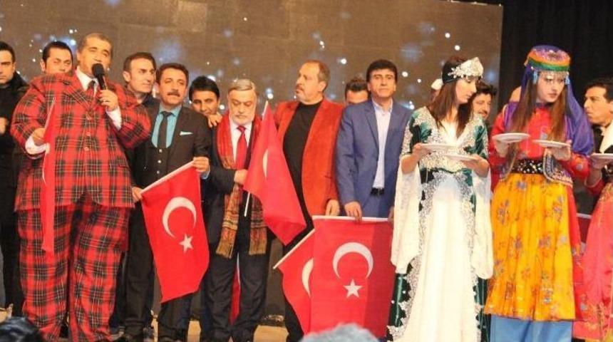 &rsquo;&uuml;&ccedil; Beyaz Maalesef&rsquo; Alb&uuml;m&uuml;n&uuml;n Tanıtımına Toprak İkramı Damga Vurdu