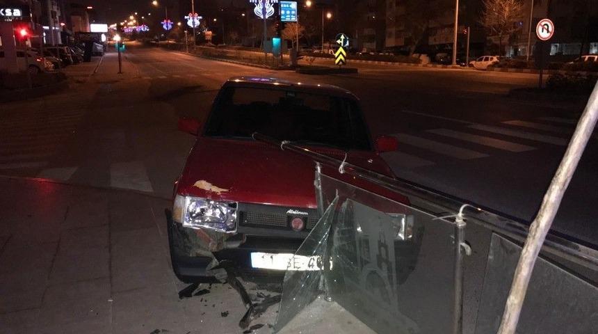 Kontrolden &Ccedil;ıkan Ara&ccedil; Cam Bariyerlere &Ccedil;arptı: 1 Yaralı