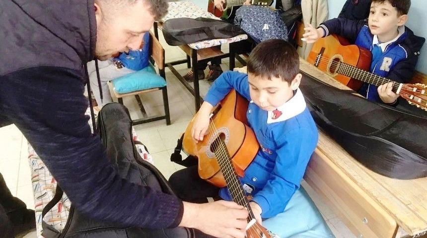 Sarıg&ouml;l Halk Eğitim Merkezinden Gitar Kursu