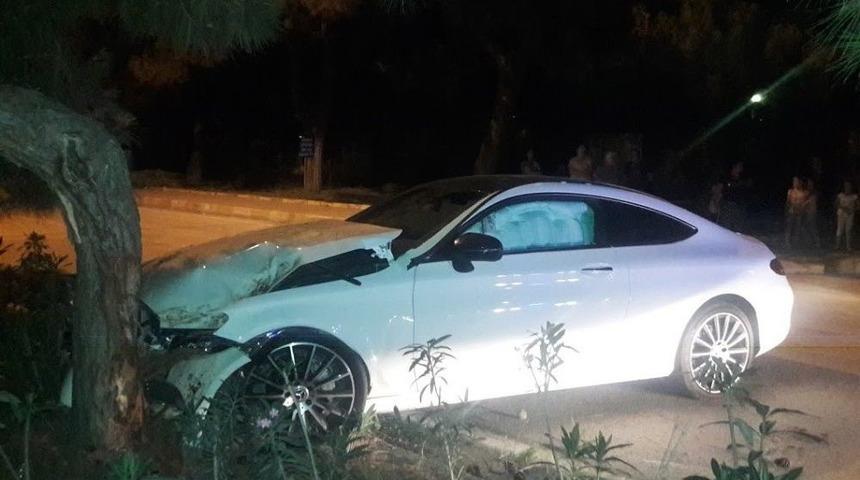 Erdek&rsquo;te Otomobil Ağaca &Ccedil;arparak Durabildi