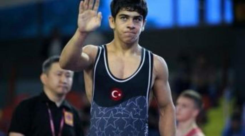 D&uuml;nya Yıldızlar Serbest Şampiyonası&rsquo;nda Hamza Alaca Tarih Yazdı