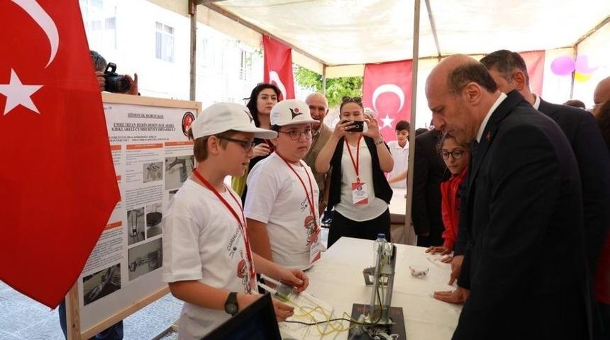Vali &Ccedil;ift&ccedil;i, Cumhuriyet Ortaokulunda Bilim Fuarına Katıldı
