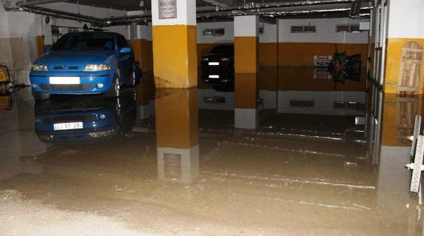 Su Basan Otoparkta Ara&ccedil;lar Mahsur Kaldı