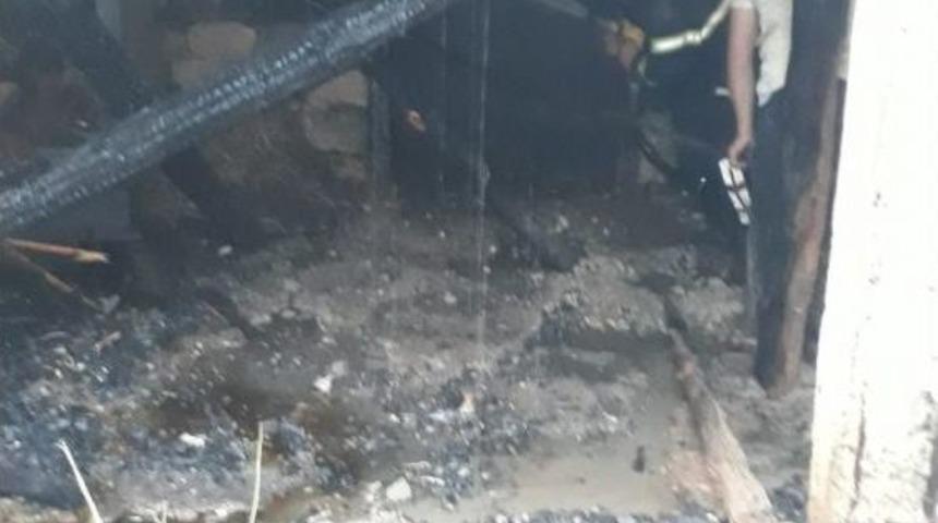 Adana&rsquo;da Ahşap Ev K&uuml;le D&ouml;nd&uuml;0