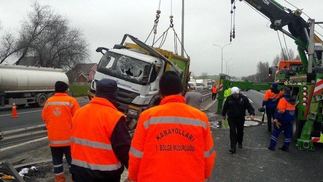 Tem’de Çöp Kamyonu Devrildi, Trafik Kilitlendi