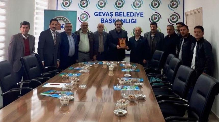 Başkan Hakan, Gevaş&rsquo;taki Meslek &Ouml;rg&uuml;tleriyle Bir Araya Geldi