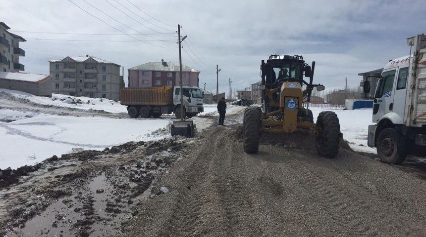 &Ccedil;aldıran Belediyesi &Ccedil;amurlu Yolları Kurutuyor