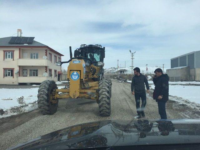 &Ccedil;aldıran Belediyesi &Ccedil;amurlu Yolları Kurutuyor 1