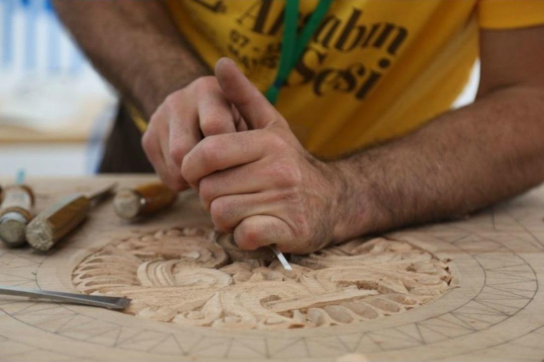 Sanat&ccedil;ılar Ahşaba Şekil Vermeye Başladı