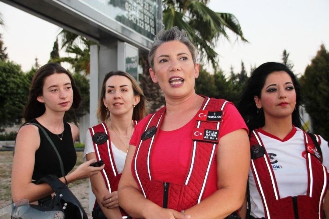 Motosiklet Tutkunları Leyla Ve Eyl&uuml;l İ&ccedil;in Bodrum Sokaklarında Tur Attı