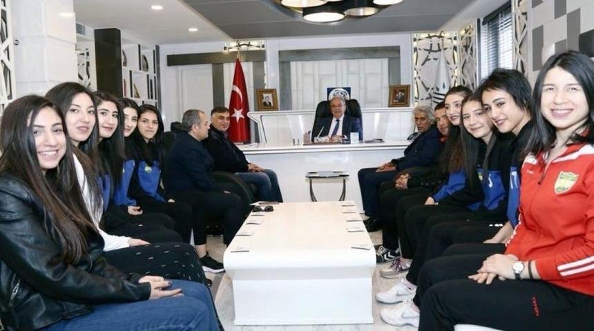 Voleybolcu Sporcular Başarılarını Başkan Kutlu İle Paylaştı